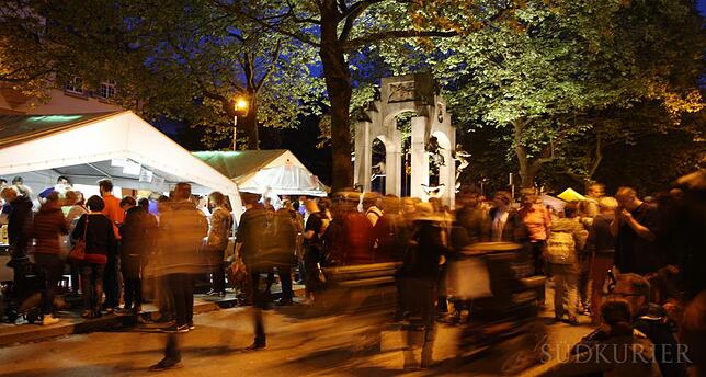 Der Nachtflohmarkt mit den durch den Lenk-Brunnen illuminierten Bäumen und der besonderen Stimmung zieht die Besucher in Massen an.