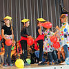Die Welt braucht Kinder in allen Kontinenten, um das Leben bunter zu gestalten, hieß es im Musical beim Schulfest. Diese Mädchen und ...
