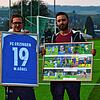 Abschied: Sportchef Patrick Netzhammer verabschiedet Manuel Göbel (rechts) beim FC Erzingen.