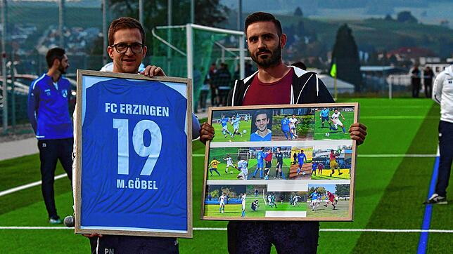 Abschied: Sportchef Patrick Netzhammer verabschiedet Manuel Göbel (rechts) beim FC Erzingen.