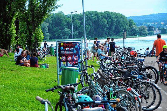 Am frühen Abend am Schänzle: Fahrräder und Menschen in Urlaubslaune bestimmen das Bild.