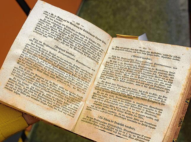 Bild 10: Zeitungsbände aus mehr als 200 Jahren: Eindrücke aus dem Stockacher Stadtarchiv