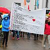 Die Mitarbeiter des SRH-Krankenhauses machten mit ihrem Transparent deutlich, was der Bevölkerung von Pfullendorf bei einer Schließung ...