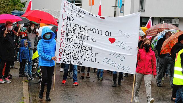 Die Mitarbeiter des SRH-Krankenhauses machten mit ihrem Transparent deutlich, was der Bevölkerung von Pfullendorf bei einer Schließung ...