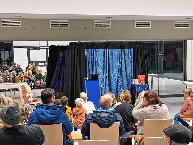Nicht nur eine Schlittenbahn gab es in der Talwiesenhalle, sondern auch einen Raum für eine Lesestunde.