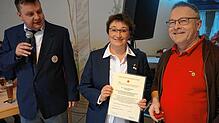 Die Ehrung der Blutspender gehört traditionell zur Unadinger Bürgerversammlung. DRK-Vorsitzender Martin Netz und seine Stellvertreterin ...