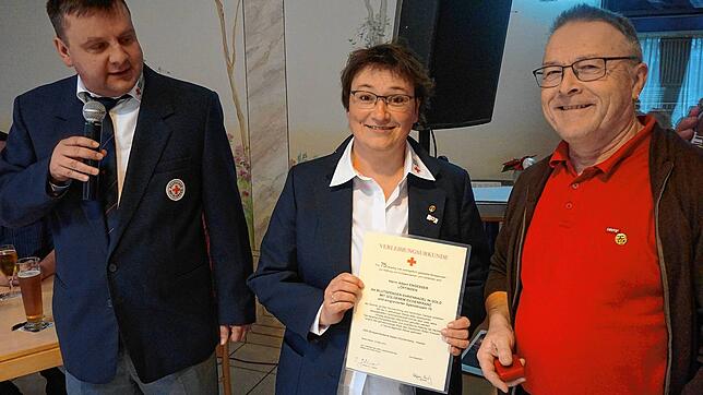 Die Ehrung der Blutspender gehört traditionell zur Unadinger Bürgerversammlung. DRK-Vorsitzender Martin Netz und seine Stellvertreterin ...