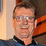 Ortsvorsteher Lorenz Eschbach erklärt, dass Sanierungsmaßnahmen am Geräteschuppen anstehen.