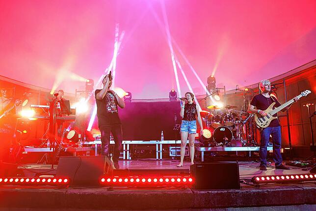 Bild 19: Seenachtfest 2024: Bald beginnt das große Feuerwerk und die Besucher strömen ans Bodenseeufer