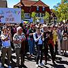 Im April 2024 demonstrieren hunderte Menschen in Donaueschingen gegen die AfD.
