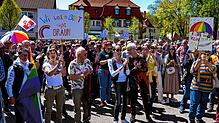 Im April 2024 demonstrieren hunderte Menschen in Donaueschingen gegen die AfD.