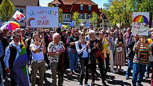 Im April 2024 demonstrieren hunderte Menschen in Donaueschingen gegen die AfD.