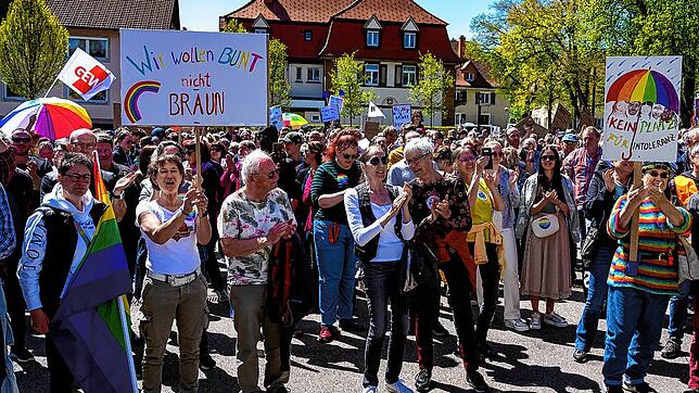 Im April 2024 demonstrieren hunderte Menschen in Donaueschingen gegen die AfD.