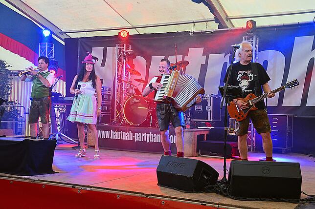 Die Band Hautnah sorgt zum Abschluss des Volksfestes für Stimmung beim Publikum.
