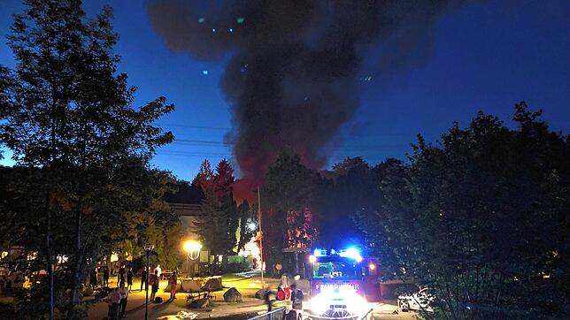 Der Brand auf der Eigeltinger Lochmühle im Juni war nicht nur durch die Flammen, sondern auch durch den aufsteigenden Rauch in der Nacht ...