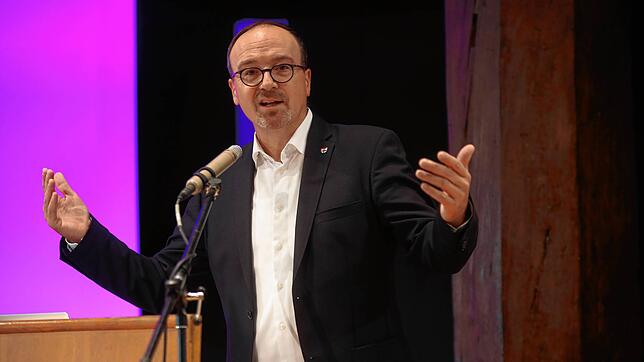 Wohin des Wegs? OB Uli Burchardt (hier beim Unternehmerfrühstück im Konzil) will sich beim Sparkurs der Stadt Konstanz alles offen halten.
