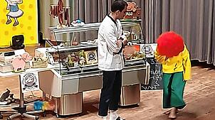 Michael Stoll als Metzgers Fritze und Kerstin Maier als Pumuckl sorgen für jede Menge Gelächter.