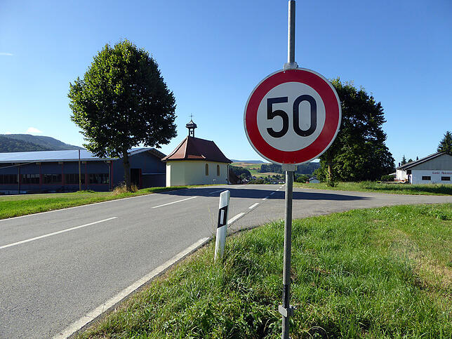 Innerorts gilt in Deutschland normalerweise Tempo 50. Das ist auch in der Schweiz so.