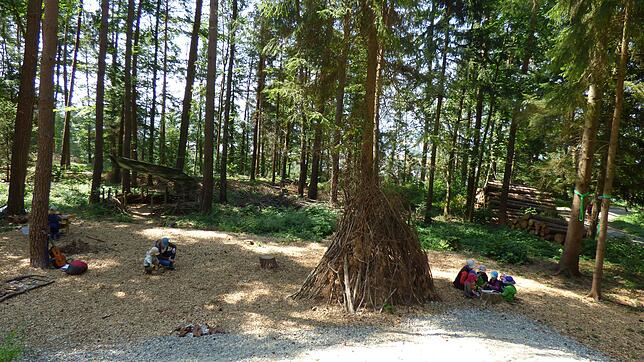Der Natur- und Waldkindergarten Vogelsang ist seit März 2019 in Betrieb. Derzeit werden oberhalb von Möggenweiler 12 Kinder von drei ...