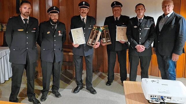 Florian Löffler, Gesamtkommandant der Sauldorfer Feuerwehr (von links) mit Michael Stumpf, Kurt Müller, Kurt König, Abteilungskommandant ...