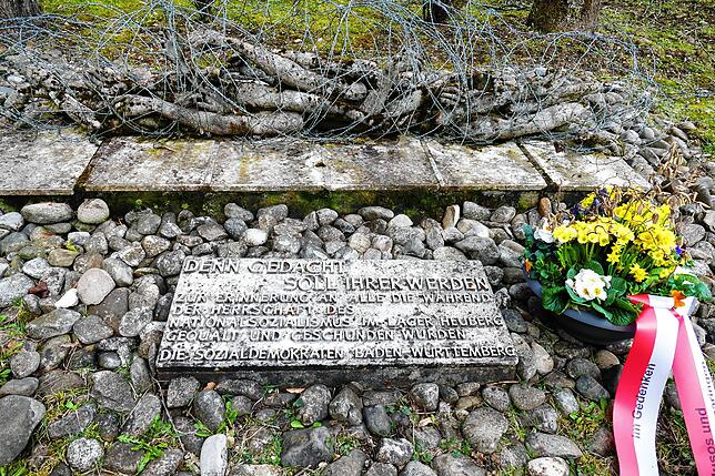 Seit 1983 erinnert dieses Mahnmal bei der Dreitrittenkapelle am Rande des Truppenübungsplatzes an den dunklen Teil der Geschichte des ...