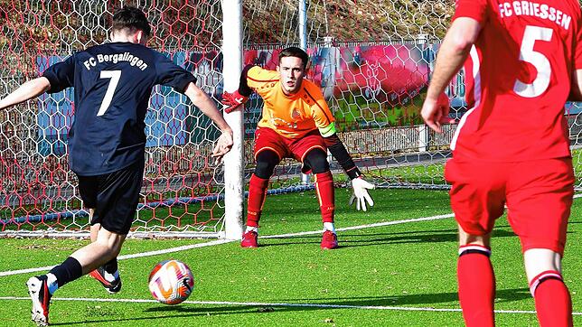 Fokussiert: Torwart Jonas Aich &ndash; hier im Spiel beim FC Bergalingen &ndash; gibt alles, dass dem FC Grießen auch in dieser Saison ...