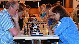 Fast 100 Spieler haben an der 28. Auflage des Turniers Gehrenberg Schnellschach Open in der Stadthalle teilgenommen. Der Wettbewerb ...