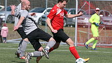 Der Fischbacher Christian German (links) versucht, den Kappeler Tilman Obergfell zu stoppen. Durch einen klaren 3:0-Derbysieg kehrte der ...
