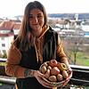 Kathrin Wolfrum teilt gerne Lebensmittel, die ihr selbst zu viel sind, wie etwa Kartoffel oder Äpfel.