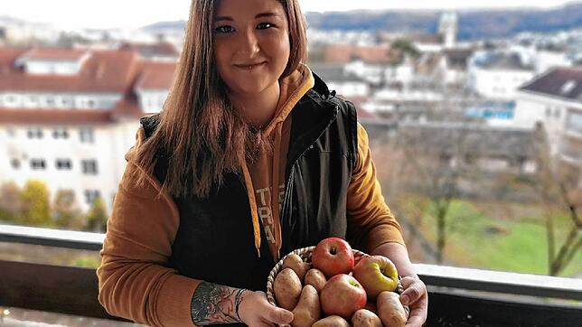 Kathrin Wolfrum teilt gerne Lebensmittel, die ihr selbst zu viel sind, wie etwa Kartoffel oder Äpfel.