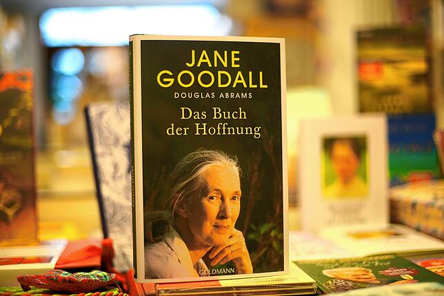 &bdquo;Das Buch der Hoffnung&ldquo; von Jade Goodall, erschienen im Goldman-Verlag für 22 Euro. Jane Goodall ist die Pionierin der ...