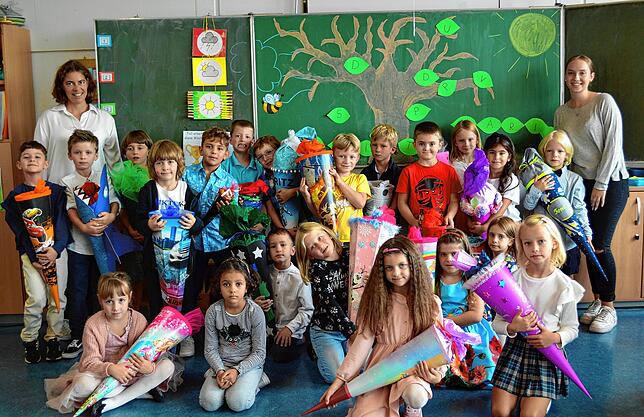 Klassenlehrerin Frau Andrea Zillmann, zusammen mit ihren Schülern der Klasse 1b der Berchenschule Konstanz.