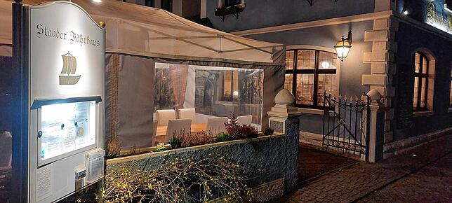Das Staader Fährhaus von außen. Auf der Karte links sind bereits die glutenfreien Gerichte ausgewiesen.