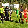 Trost vom Gegner: Nach einem groben Foulspiel an Patrick Bronner (verdeckt am Boden) wurde Pfaffenweilers Angreifer Kevin Kärcher (rotes ...