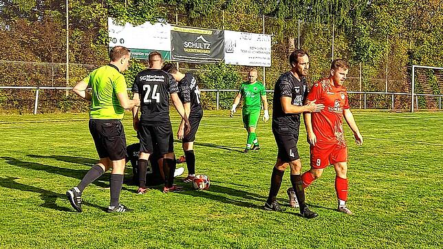 Trost vom Gegner: Nach einem groben Foulspiel an Patrick Bronner (verdeckt am Boden) wurde Pfaffenweilers Angreifer Kevin Kärcher (rotes ...