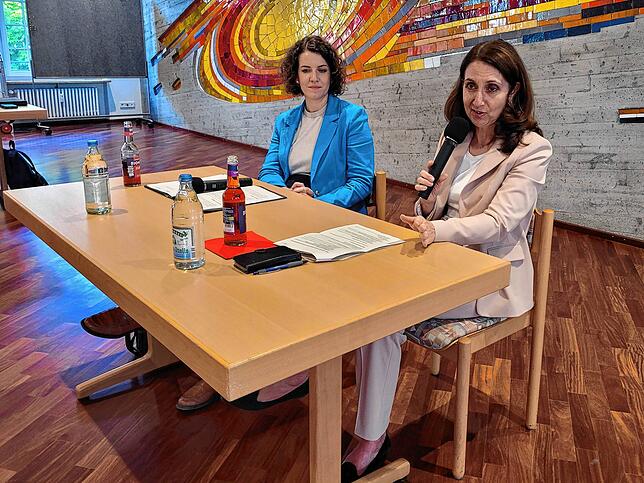 Die SPD-Bundestagsabgeordnete Lina Seitzl (links) und die Bundestagsvizepräsidentin Aydan Özoguz diskutierten im Friedrich-Werber-Haus ...