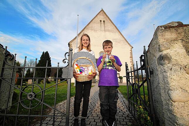 Ostersonntag, 17.26 Uhr, St. Martin, Seefelden. Paula und Emil Mairle holen ihr geweihtes Osterlämmchen, Osterlicht und Osterwasser aus ...