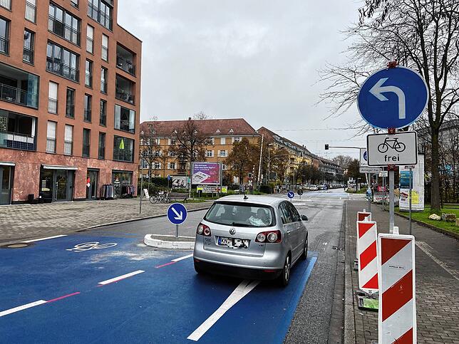 Tags darauf, am Samstag, war der Poller allerdings schon wieder weg, und viele Autofahrer hielten sich noch nicht an die neue Pflicht ...