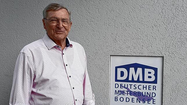 Herbert Weber vor der Geschäftsstelle des Mieterbunds in Petershausen. Er wünscht sich, dass Kommunalpolitiker Druck auf die ...