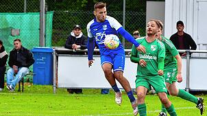 Hattrick: Moritz Keller (links) war beim 1:3 gegen den SV Waldhaus – hier mit Henrik Böhner – noch glücklos. Beim 7:2 im Derby gegen den ...