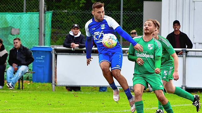 Hattrick: Moritz Keller (links) war beim 1:3 gegen den SV Waldhaus – hier mit Henrik Böhner – noch glücklos. Beim 7:2 im Derby gegen den ...