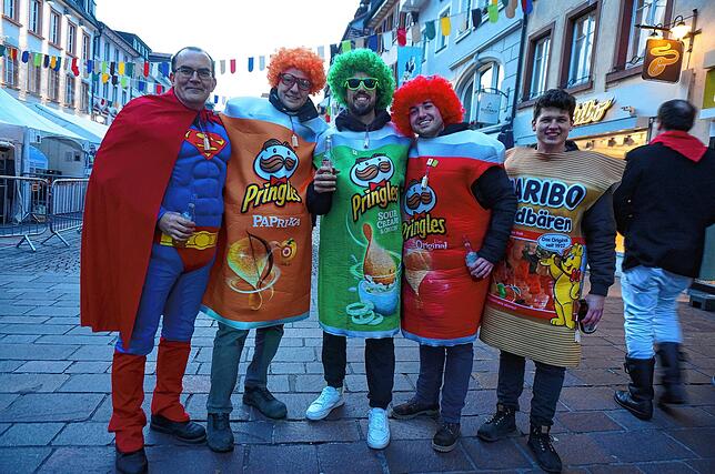 Bild 24: Narrenvolk vergnügt sich auf der Festmeile in der Waldshuter Kaiserstraße - unsere Bildergalerie