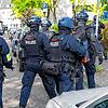 Polizisten sind an einem Berufskolleg in Essen im Einsatz.