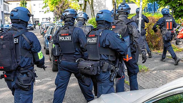 Polizisten sind an einem Berufskolleg in Essen im Einsatz.