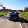 Der Landkreis schlägt vor, ab dem Ortsende Kaltbrunn nördlich der schmalen Kreisstraße (im Bild rechts der Fahrbahn) zunächst keinen Weg ...