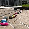 Die bunte &bdquo;Steinschlange&ldquo; vor dem Mönchweiler Wohnpark.