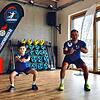 Marcel Busch und sein achtjähriger Sohn Jonathan vom Handballclub Lauchringen bei den Trainingsübungen, die im Video festgehalten sind.