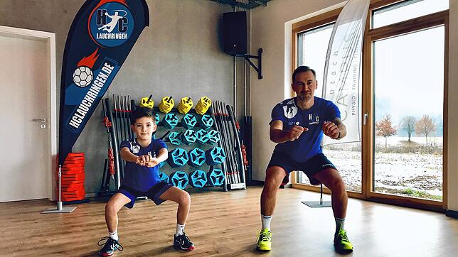 Marcel Busch und sein achtjähriger Sohn Jonathan vom Handballclub Lauchringen bei den Trainingsübungen, die im Video festgehalten sind.