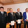 Feuerwehrkommandant Andreas Rogg lobte das Engagement seiner Stellvertreter Andreas Maier und Martin Behrendt, die von Bürgermeister ...
