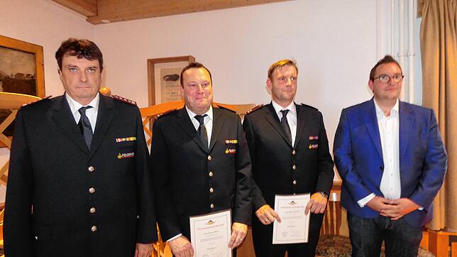Feuerwehrkommandant Andreas Rogg lobte das Engagement seiner Stellvertreter Andreas Maier und Martin Behrendt, die von Bürgermeister ...